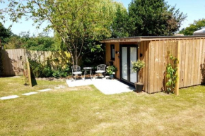 Cosy garden studio in Wimborne with parking